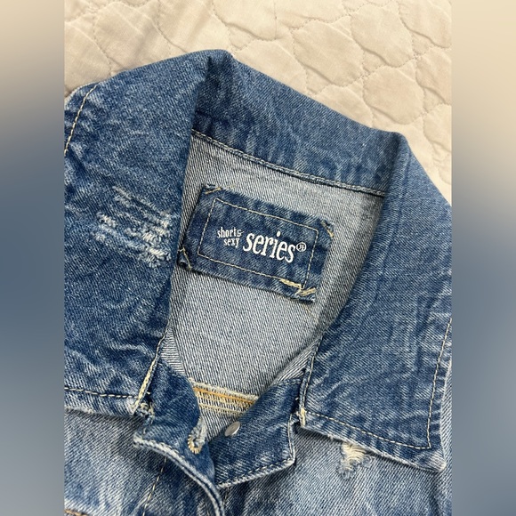 NWT DISTRESSED DENIM VEST SIZE MEDIUM - Picture 2 of 9